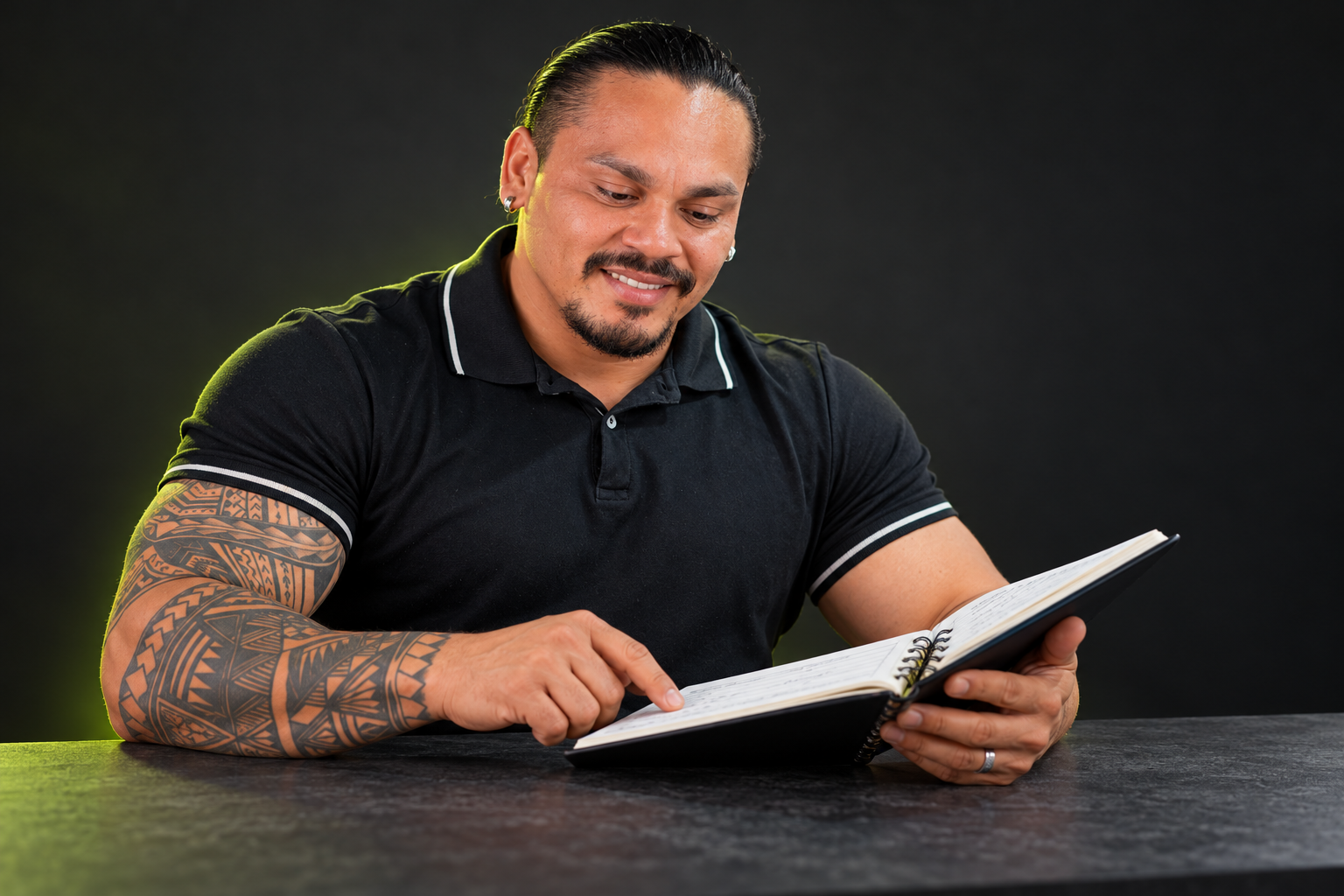Frank revisando el plan de entrenamiento concentrado