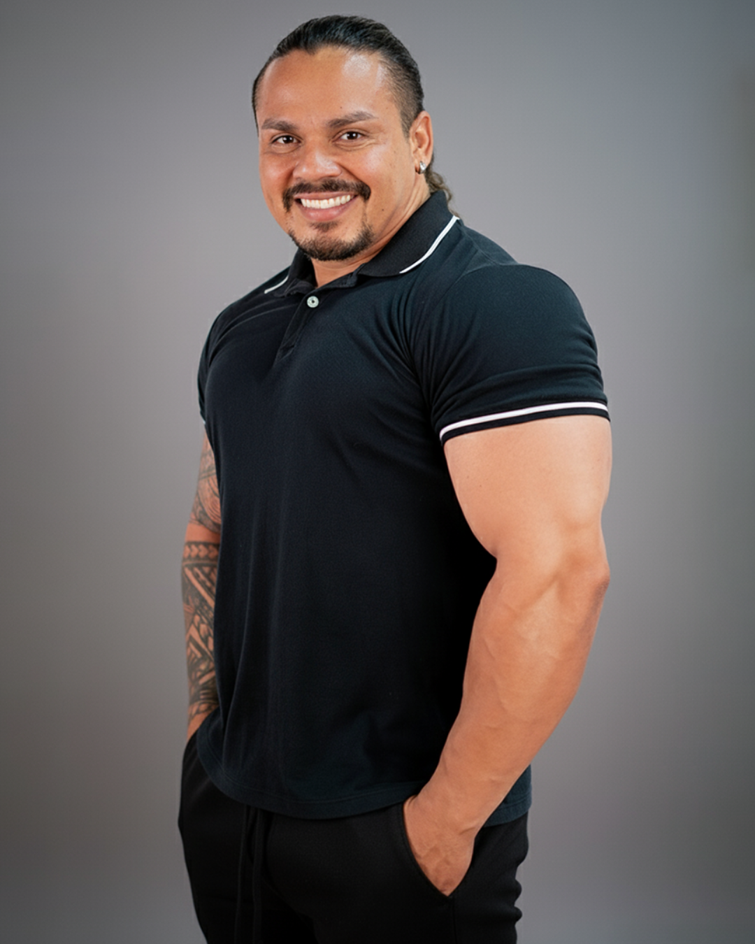 Frank Serapión, entrenador sonriendo con polo negro