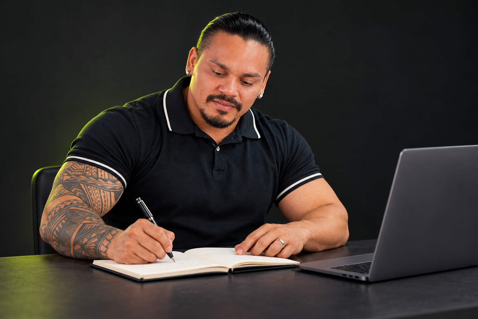 Frank escribiendo ajustes en su cuaderno